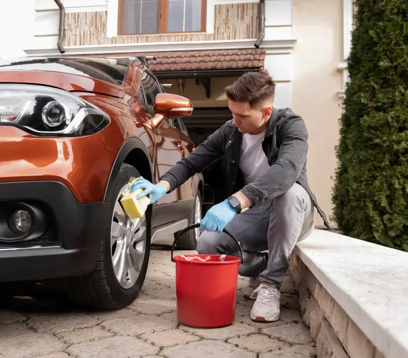 Lavage auto à domicile Rilly-sur-Vienne : professionnel intervenant sur un véhicule